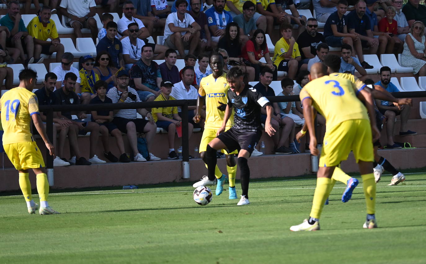 El Málaga pierde con el Cádiz en Marbella (0-2)