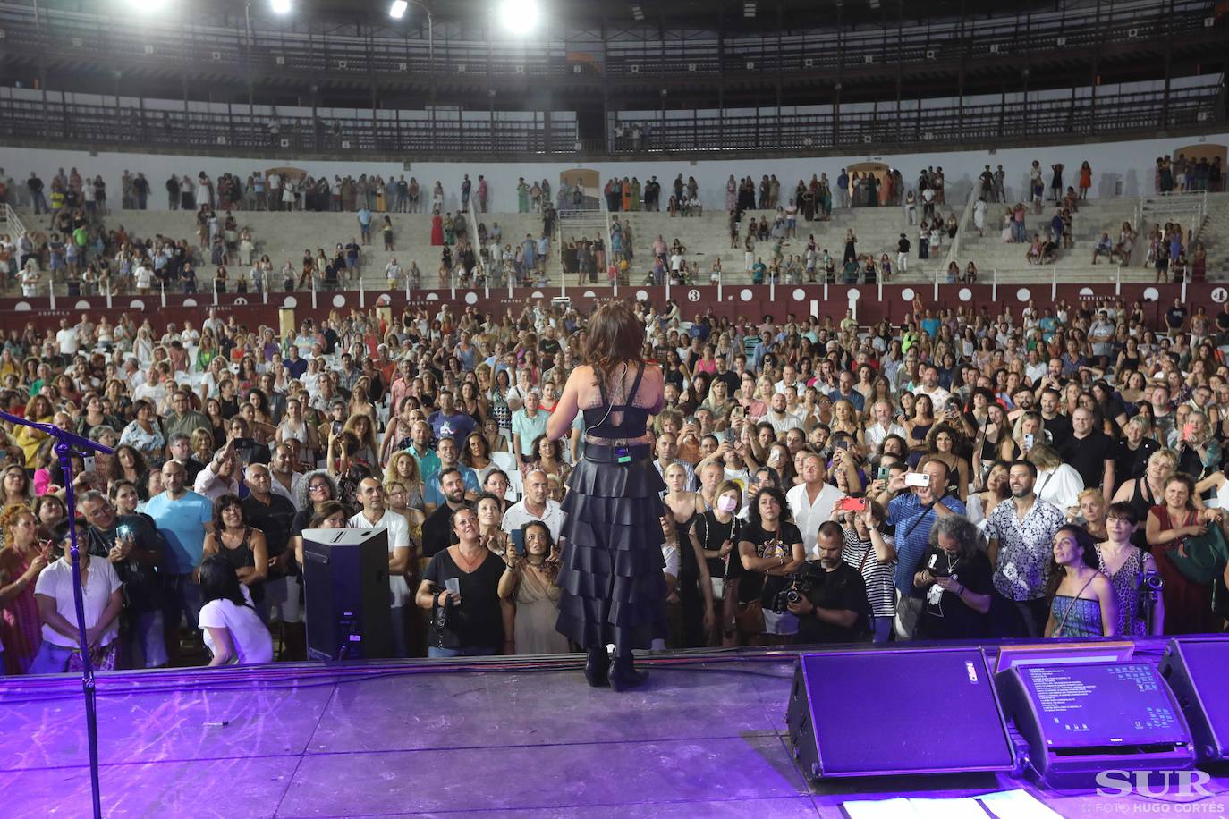 Vanesa Martín, Nay de la Rubia o Rosario la Tremendita acompañaron a la cantante de Chambao, que congregó a unos 2.000 malagueños para escuchar temas de toda su carrera. 