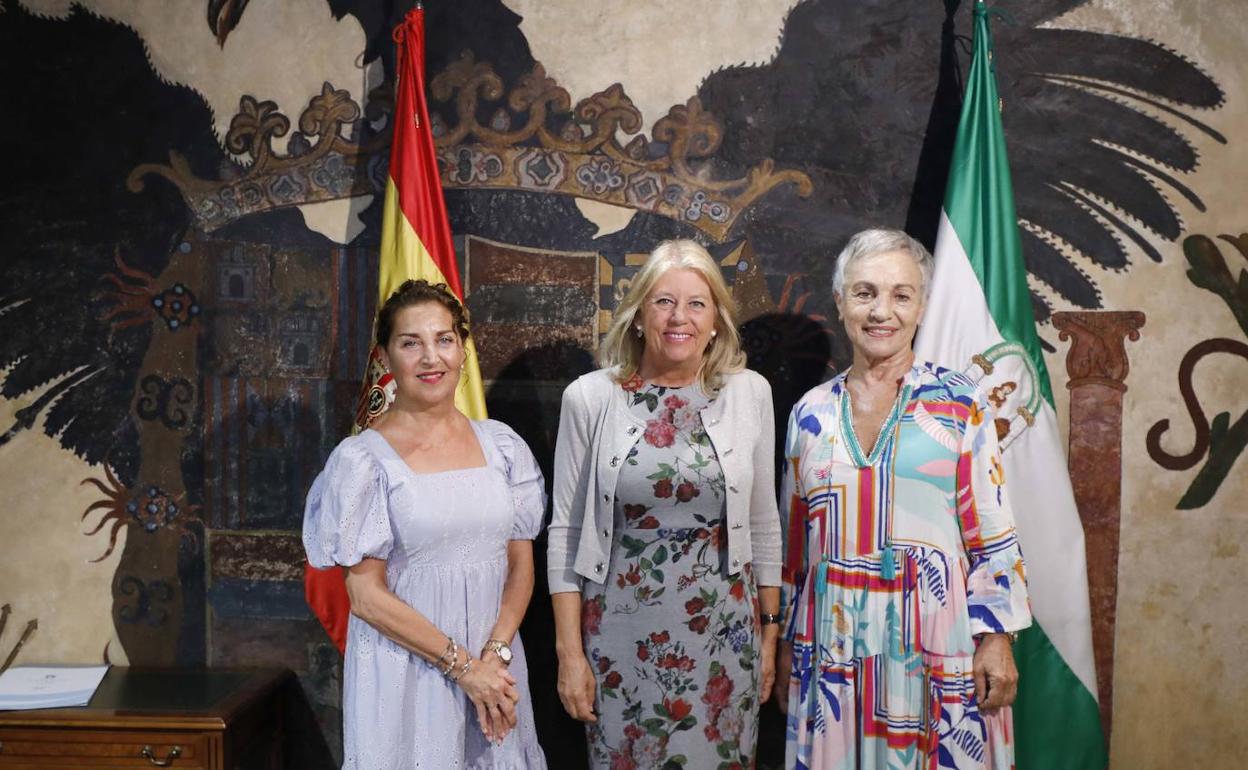 La edil de Derechos Sociales, Isabel Cintado, junto a la alcaldesa, Ángeles Muñoz, y la presidenta de AFA, Ana Mardones. 