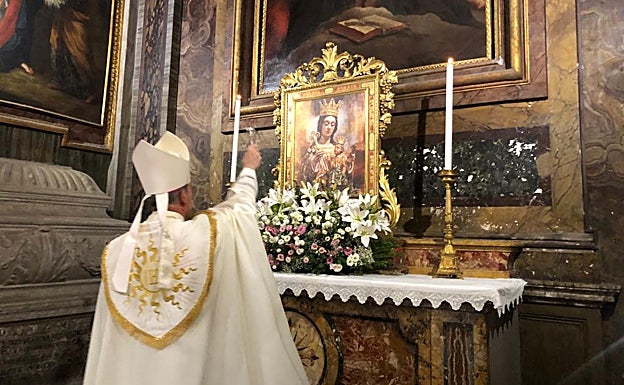Momento de la bendición del lienzo, a cargo de monseñor Catalá. 