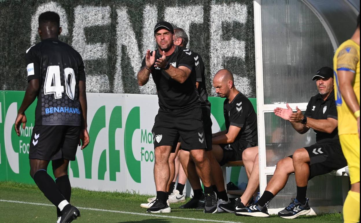 Pablo Guede aplaude a Issa Fomba desde el banquillo durante el encuentro ante el Cádiz en Marbella . 