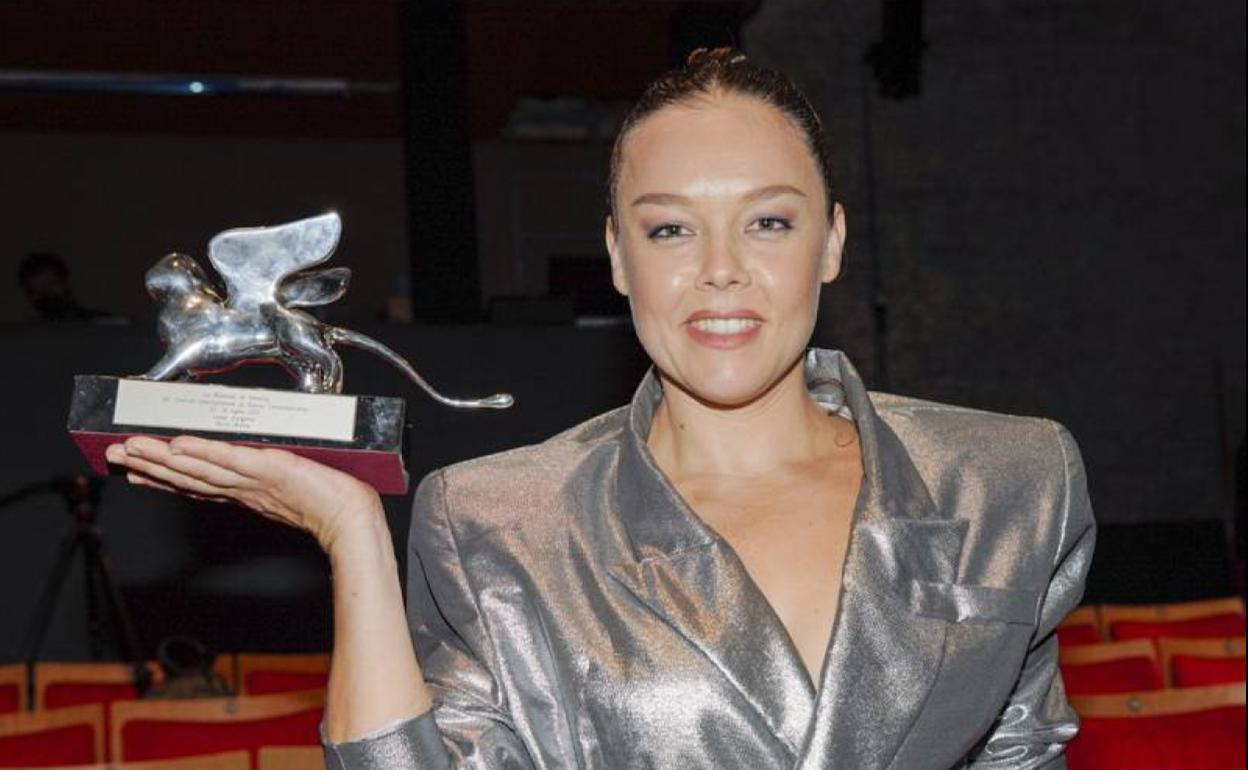 Rocío Molino, con el León de Plata.