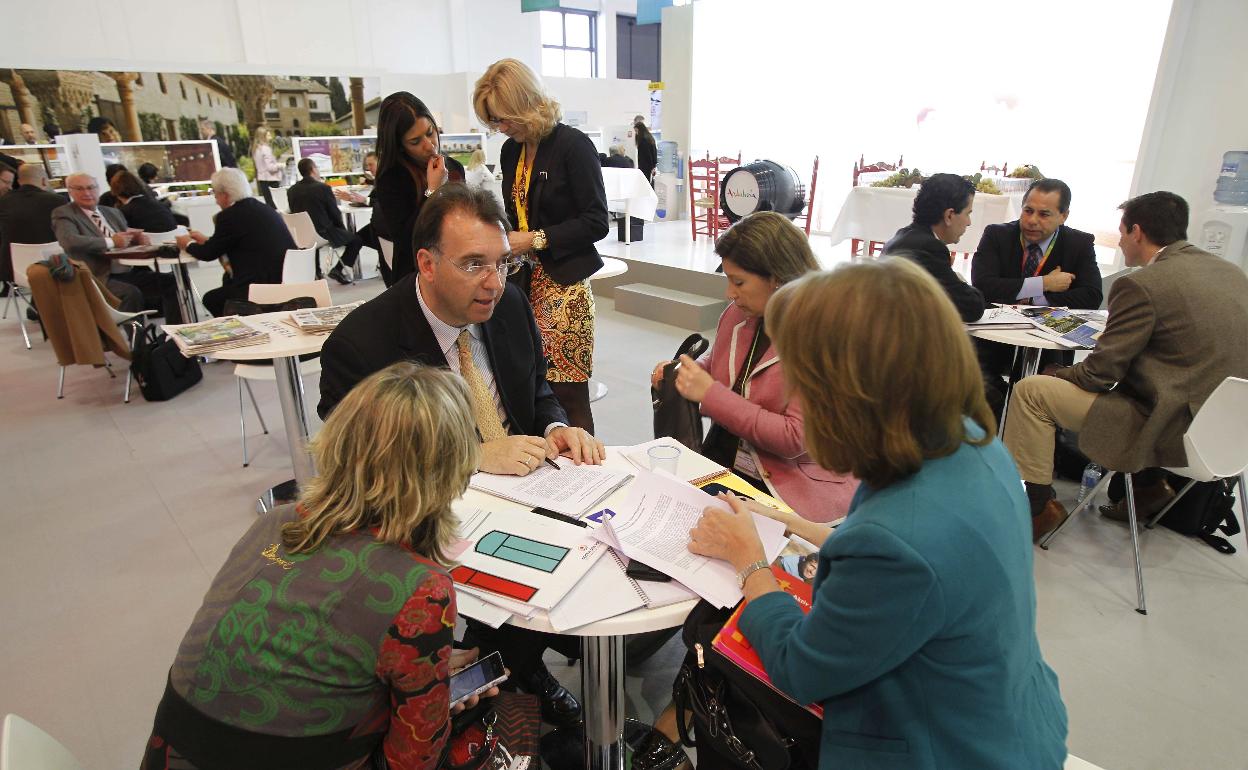 Bernal, en una feria de turismo, departe con su equipo de trabajo. 