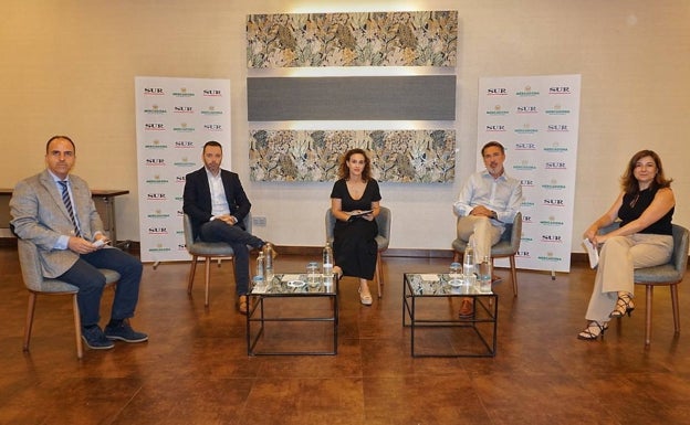 Los ponentes de la mesa Sergio Ledesma, Diego Luque, Juan Carlos Fuentes y Pilar Alarcón, junto a la moderadora de la mesa redonda, Ester Requena, antes de empezar.