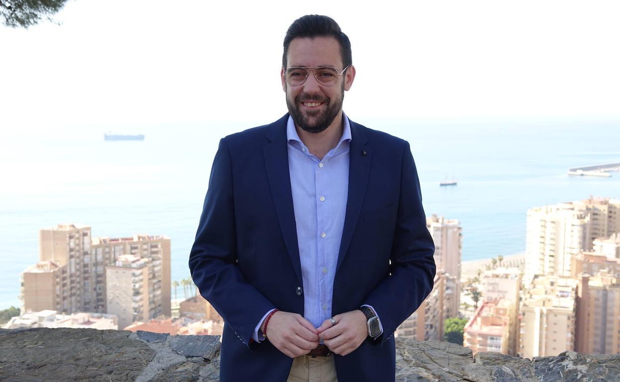 Víctor González en la foto oficial de los candidatos que integraron la lista del PSOE a las últimas andaluzas.