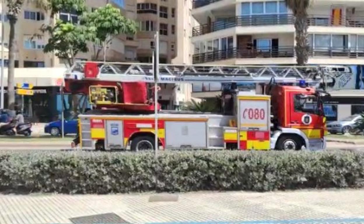 Uno de los vehículos de bomberos, por la zona de La Malagueta de camino al incendio en El Palo. 