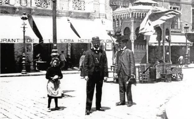 Toldos del café y restaurante de La Loba. 