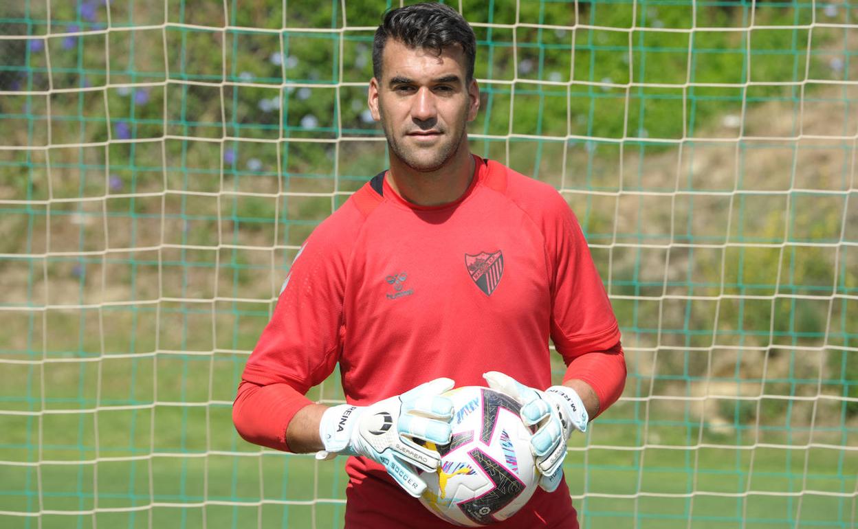 Manolo Reina posa para SUR en una de las porterías del campo de fútbol Atalaya de Estepona.