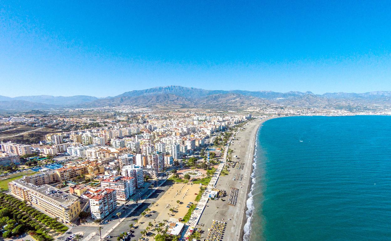 Detenido tras darse a la fuga después de arrollar a un ciclomotor y golpear a dos agentes de la Policía Local en Torre del Mar