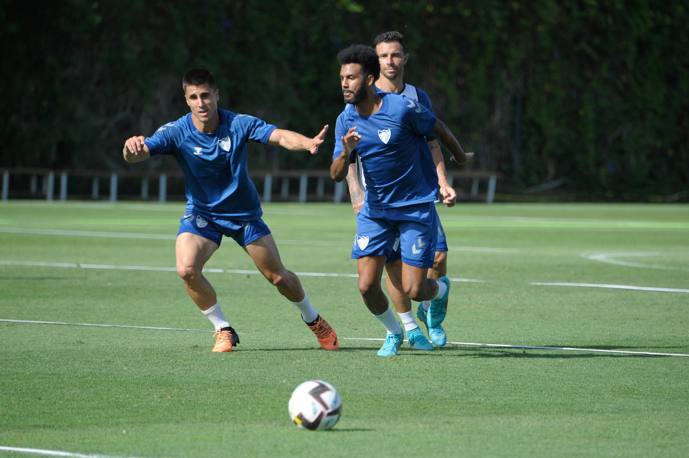 El Málaga llegó este martes al ecuador de la concentración en Estepona, donde el equipo está puliéndose para conseguir su mejor versión de cara al inicio de Liga el próximo 14 de agosto en Burgos. De los 29 efectivos que forman la expedición malaguista, solo Juande, Álex Gallar y Chavarría no completaron el entrenamiento de este martes por la mañana con normalidad. Aunque la situación más grave es la de Chavarría porque el delantero argentino sufre una lesión en el bíceps femoral derecho.