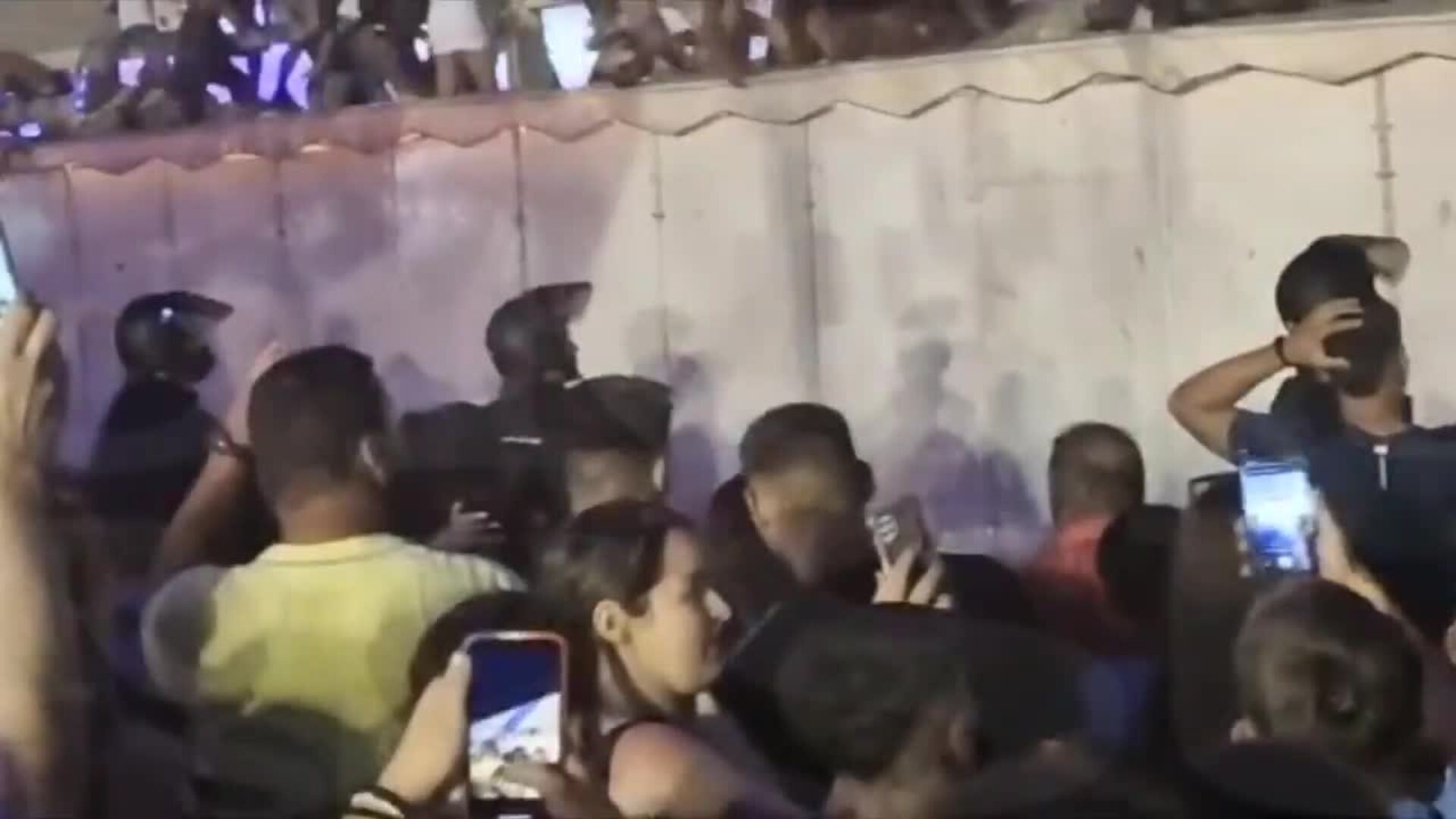Avalanchas, peleas y ataques de ansiedad: el concierto de Morad desborda la Feria de Torre del Mar