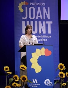 Imagen secundaria 2 - En la primera imagen, Manuel Castillo, Liz Parry, Rachel Haynes y Susan Hannam. En la segunda, Gregorio Francisco García, Esther Ramallo, Daniel Aguilar y María del Carmen Cruz. En la última, Rachel Haynes, durante su discurso. 