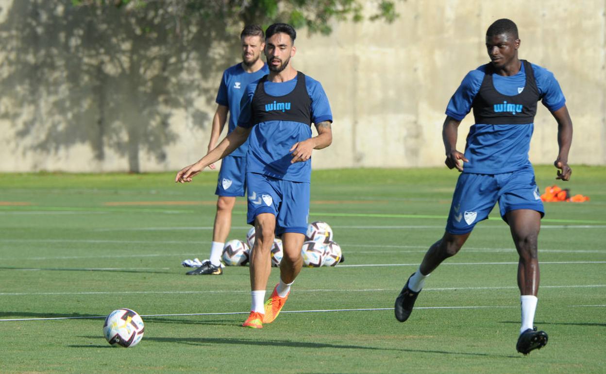 El jugador del Málaga, Juande, golpea un balón durante el entrenamiento.