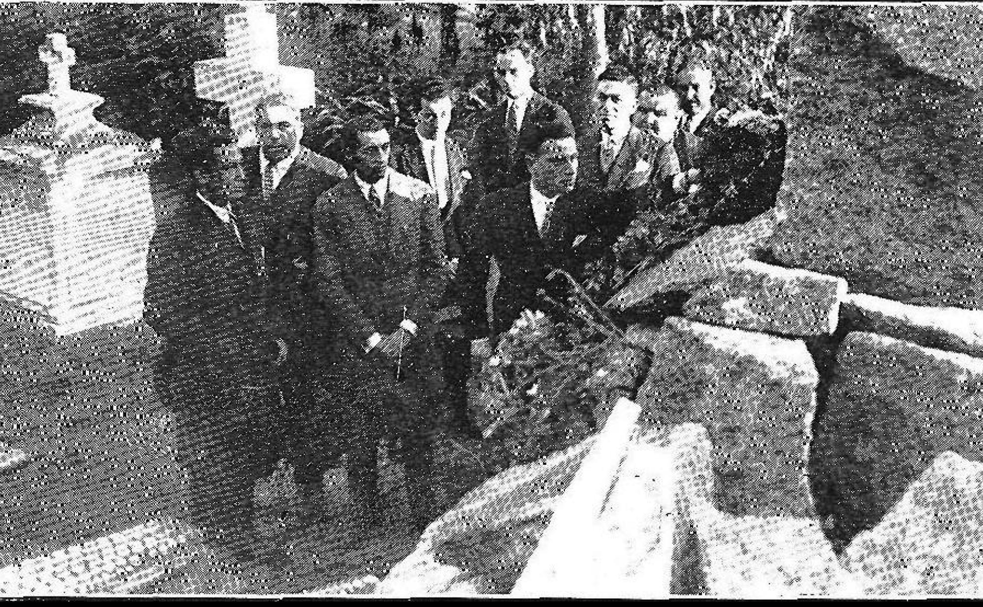 Leube depositando flores en la tumba de los marineros muertos del barco Gneisenau. 