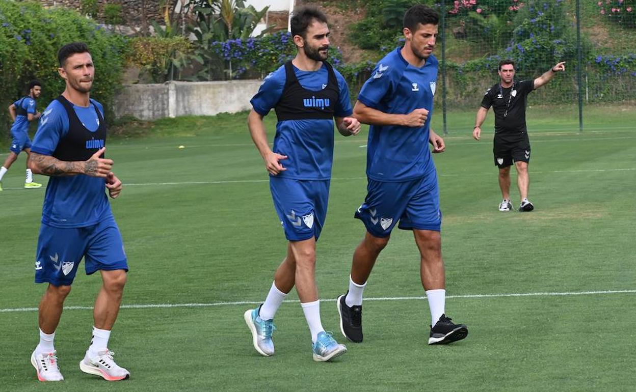 Adrián López y Chavarría, en un entrenamiento de pretemporada reciente, con Guede al fondo. Rubén Castro, a la izquierda.