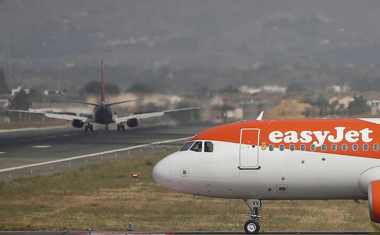 Un avión de easyjet en el aeropuerto de Málaga. 