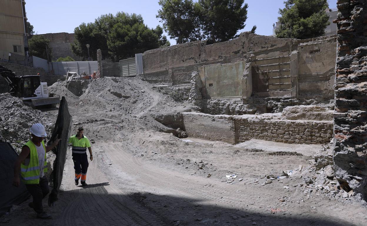 Aspecto de los trabajos en el solar del cine Andalucía, en el que se aprecia a la derecha un antiguo muro descubierto. 