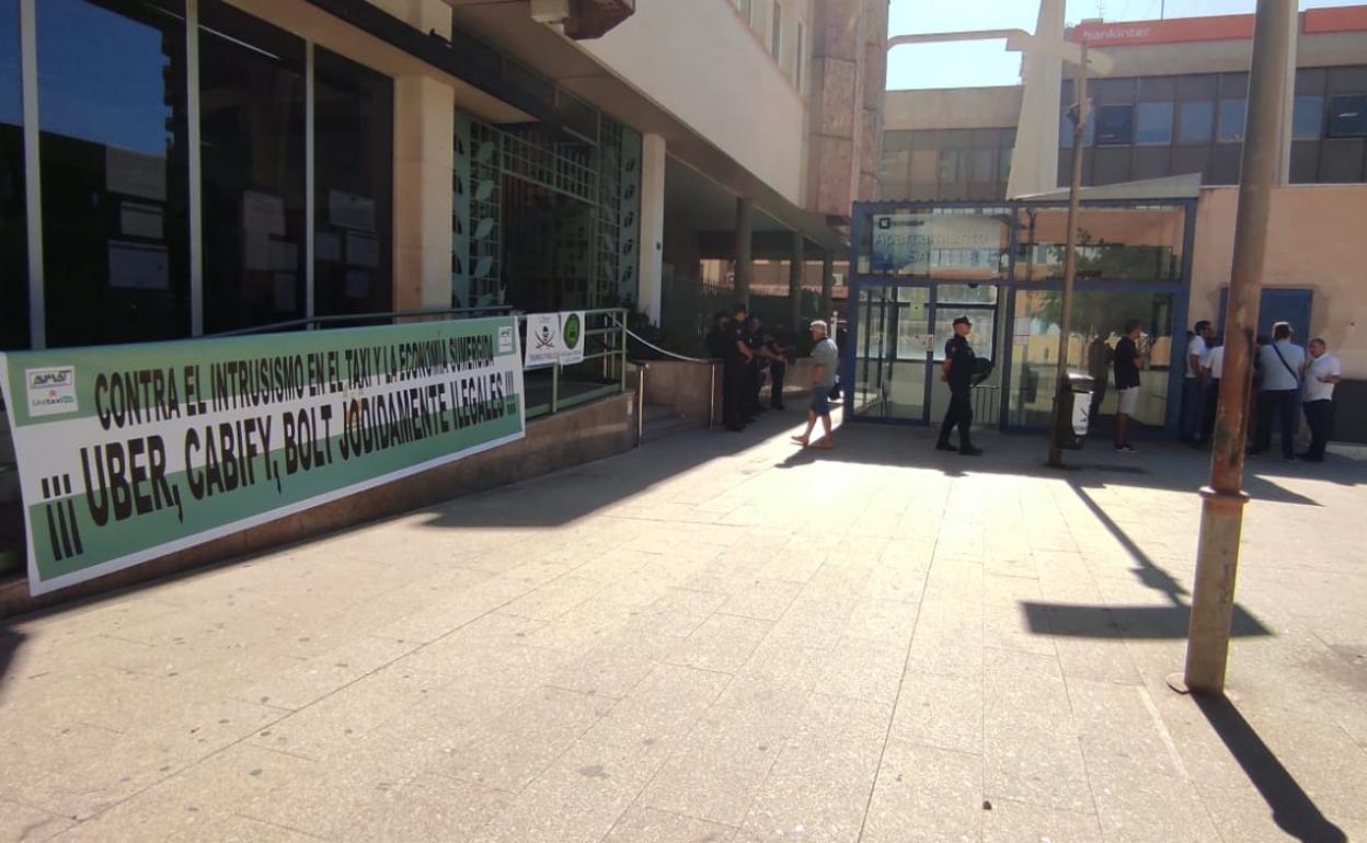 Concentración de protesta de taxistas frente a la Delegación de Fomento. 