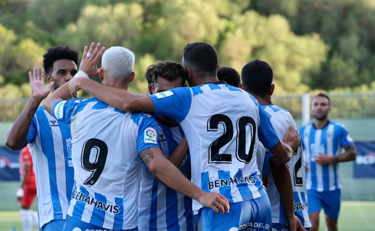 Los jugadores del Málaga celebran el gol de Esteban Burgos. 