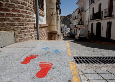 Imagen secundaria 1 - El juego de la rana, imágenes en 3D o pisadas dirigiendo a lugares de interés. 