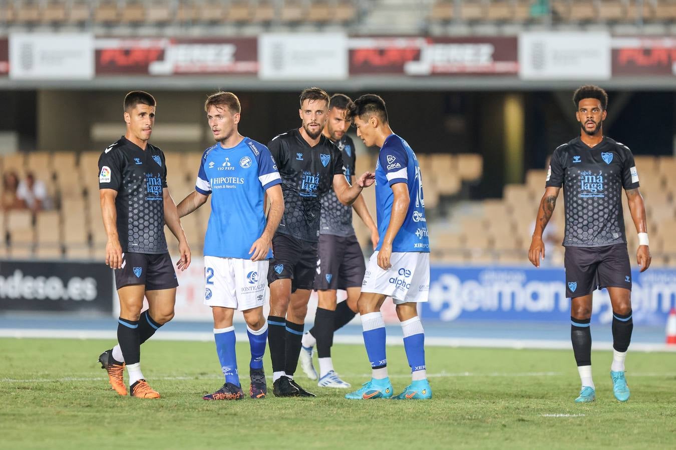 El Málaga disputa un nuevo amistoso ante el Xerez en Chapin. 