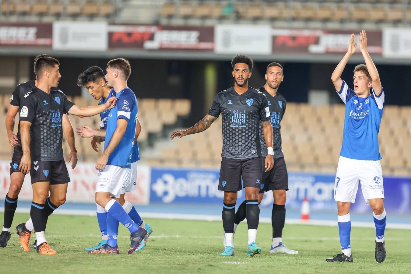 El Málaga disputa un nuevo amistoso ante el Xerez en Chapin. 