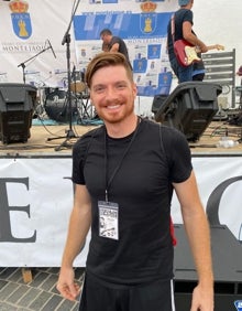 Imagen secundaria 2 - Músicos posan en el Tajo de Ronda; Paula Camacho, con una camiseta conmemorativa, y Donovan Keith posa en Montejaque. 