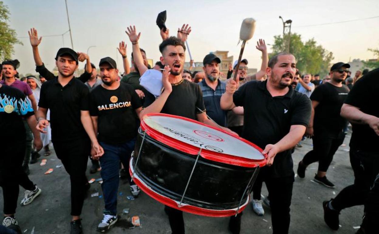 Manifestantes exigen en Bagdad a los seguidores del clérigo de Al-Sadr que se retiren del Parlamento. 