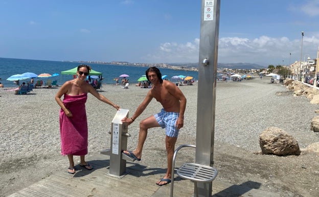 Ana y José Pastor, turistas de Palma de Mallorca, este lunes en la playa de Algarrobo. 