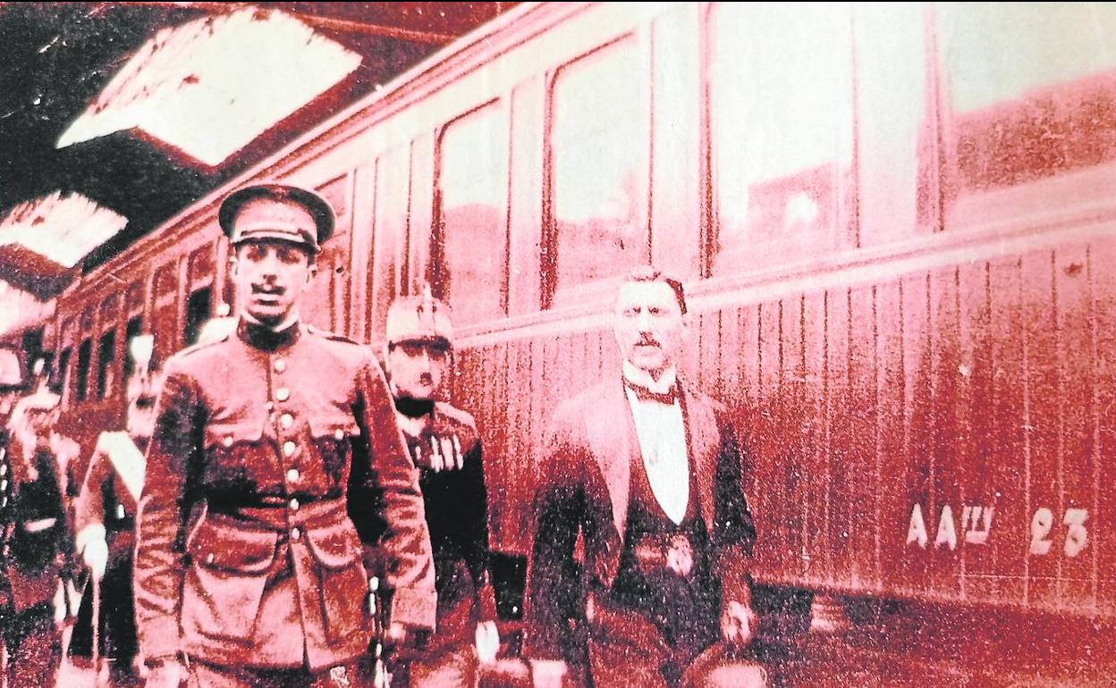 Alfonso XIII a su llegada a la estación de Málaga, acompañado por el alcalde García Almendro. 