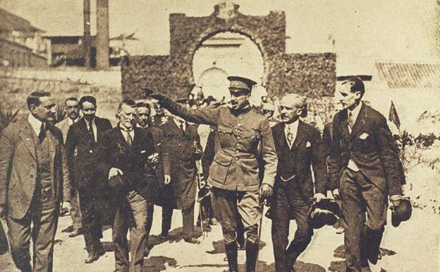 Alfonso XIII visita las obras del Hotel Príncipe de Asturias. Foto publicada en la Unión Ilustrada. 