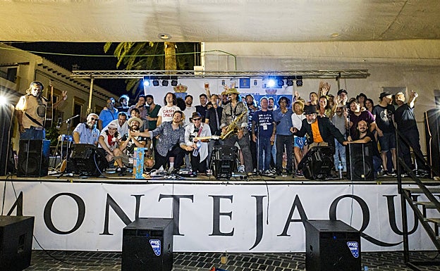 Imagen principal - Una treintena de artistas posa el domingo por la noche tras la clausura del festival; Phil Plata, Josu Camacho y Juan de Castro, organizadores del Pueblos Blancos Music Festival, y Joe King Carrasco, con la guitarra en la cabeza en la plaza de Montejaque. 