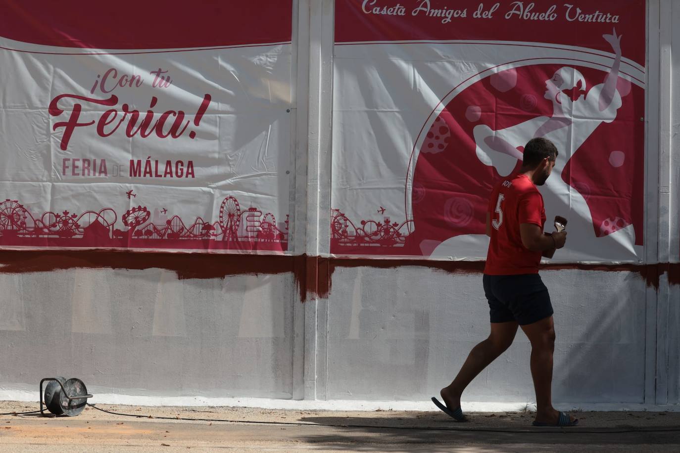 Preparativos en las casetas y las calles del recinto ferial Cortijo de Torres de Málaga 