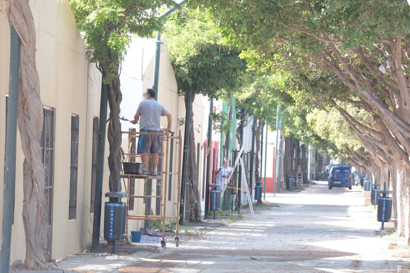 Preparativos en las casetas y las calles del recinto ferial Cortijo de Torres de Málaga 
