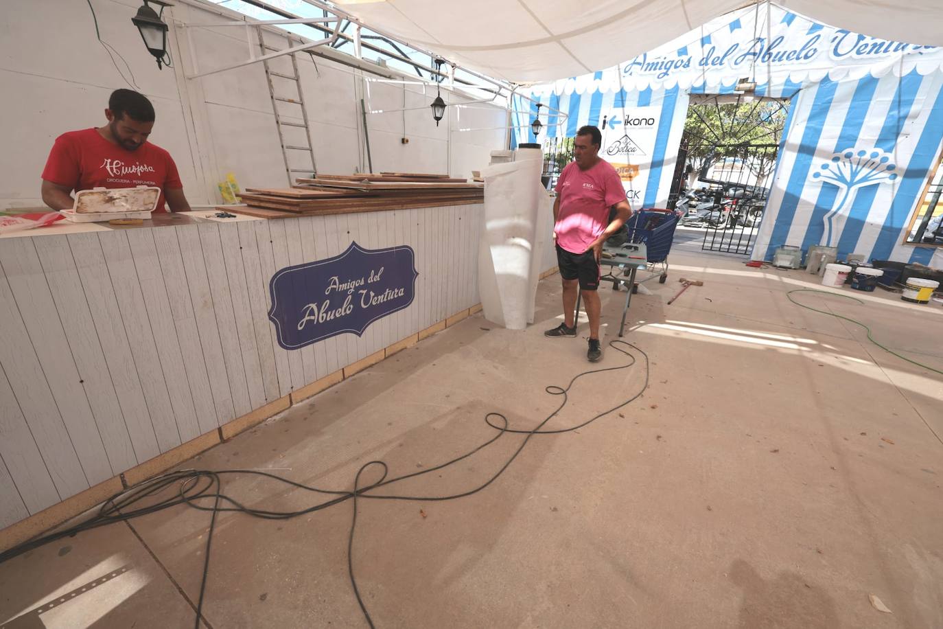 Preparativos en las casetas y las calles del recinto ferial Cortijo de Torres de Málaga 
