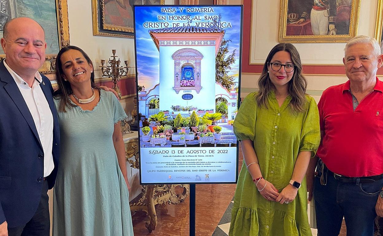 Promotores de la romería junto al alcalde Manolo Barón y la teniente de alcalde de tradiciones, Elena Melero. 