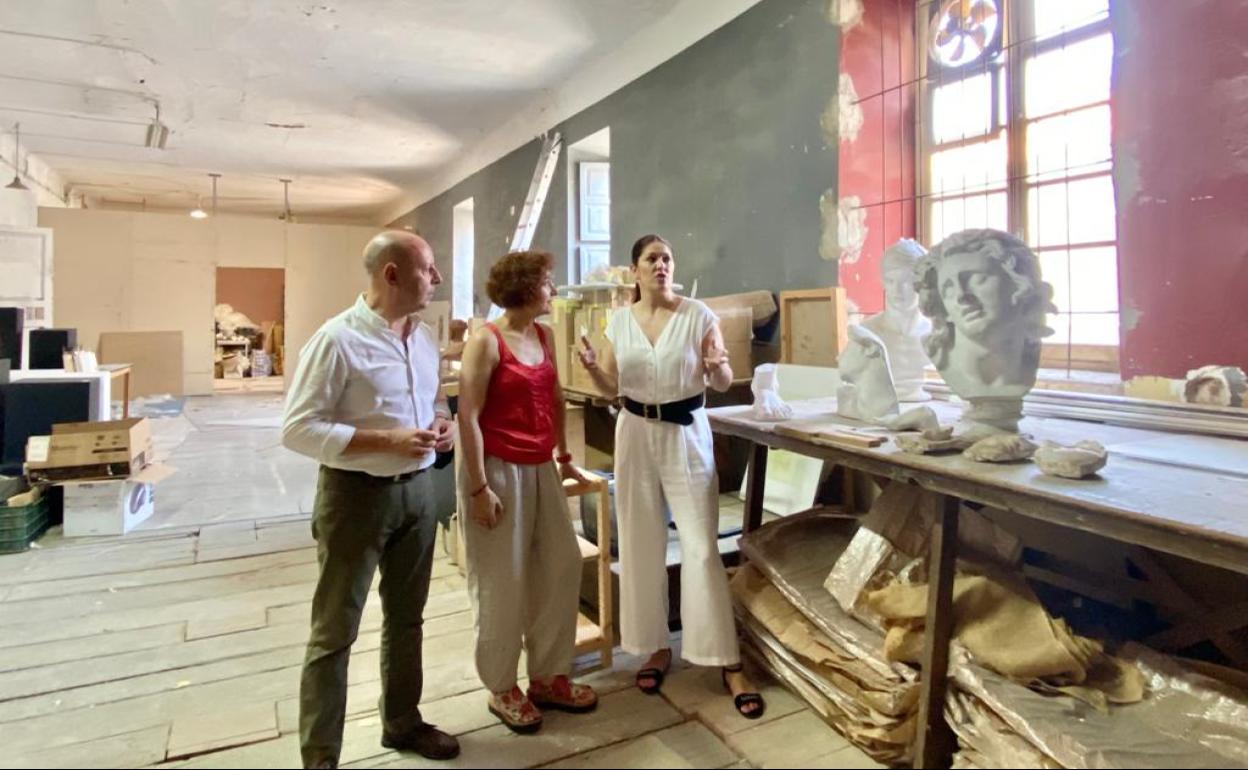 Los responsables del Ateneo, Miguel Tello y Victoria Abón con la concejala de Cultura en el Aula Picasso.