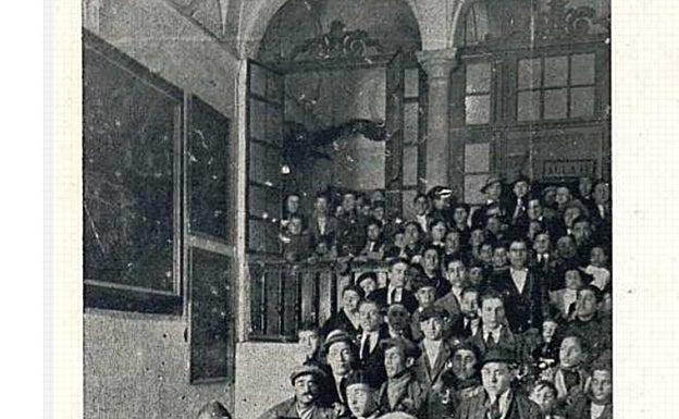 La escalera del Ateneo cuando era la Escuela de Artes y Oficios Artísticos de Málaga, donde impartía clase el padre de Picasso.