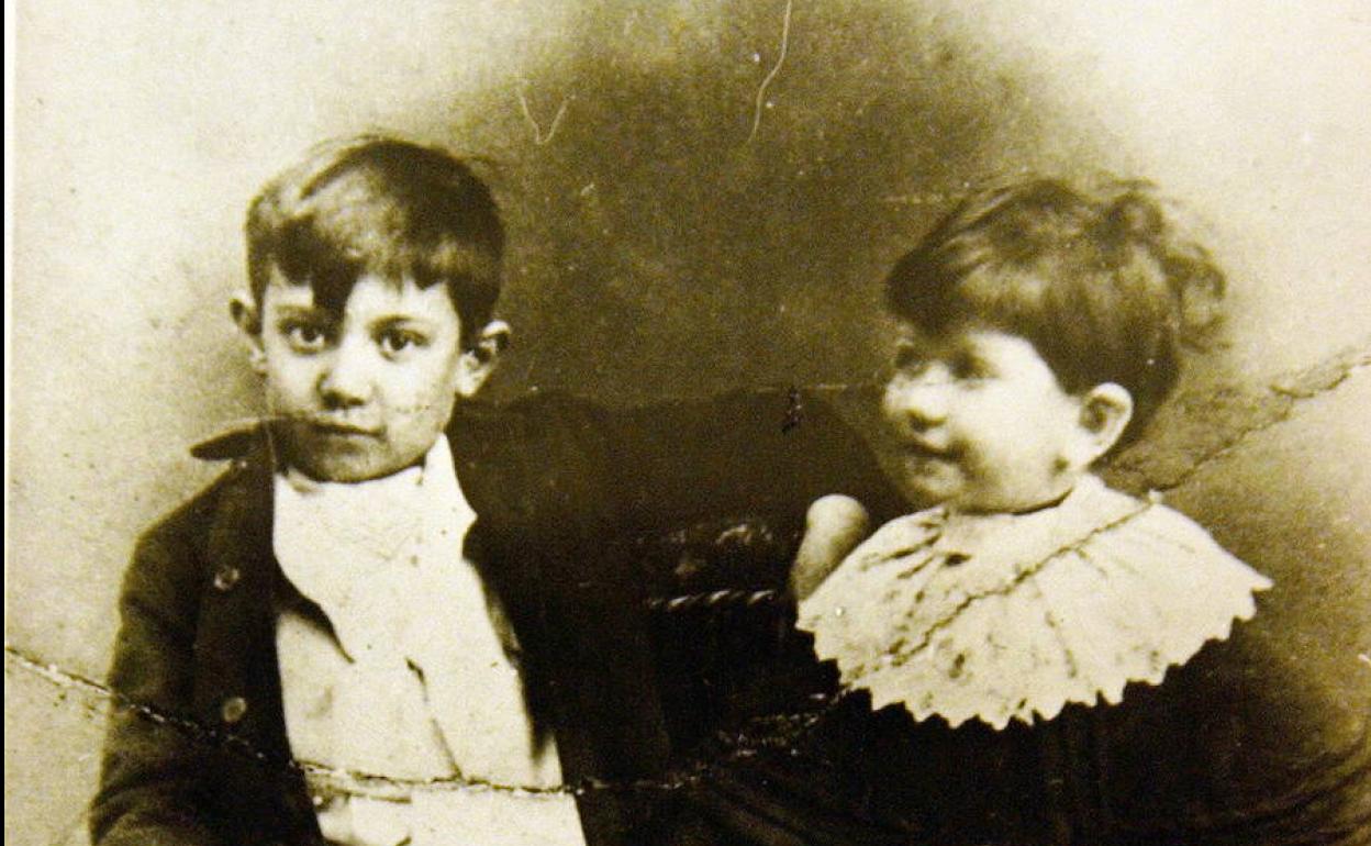 Picasso, de niño, con su hermana Lola. 