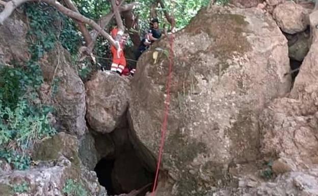 Otra imagen del rescate en el fondo del Tajo. 