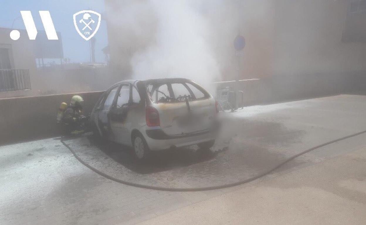 Imagen del vehículo siniestrado en el aparcamiento del supermercado Lidl de Torrox-Costa. 