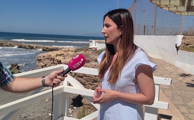 La portavoz del PSOE de Torrox, Mari Nieves Ramírez, junto al Balcón del Faro. 