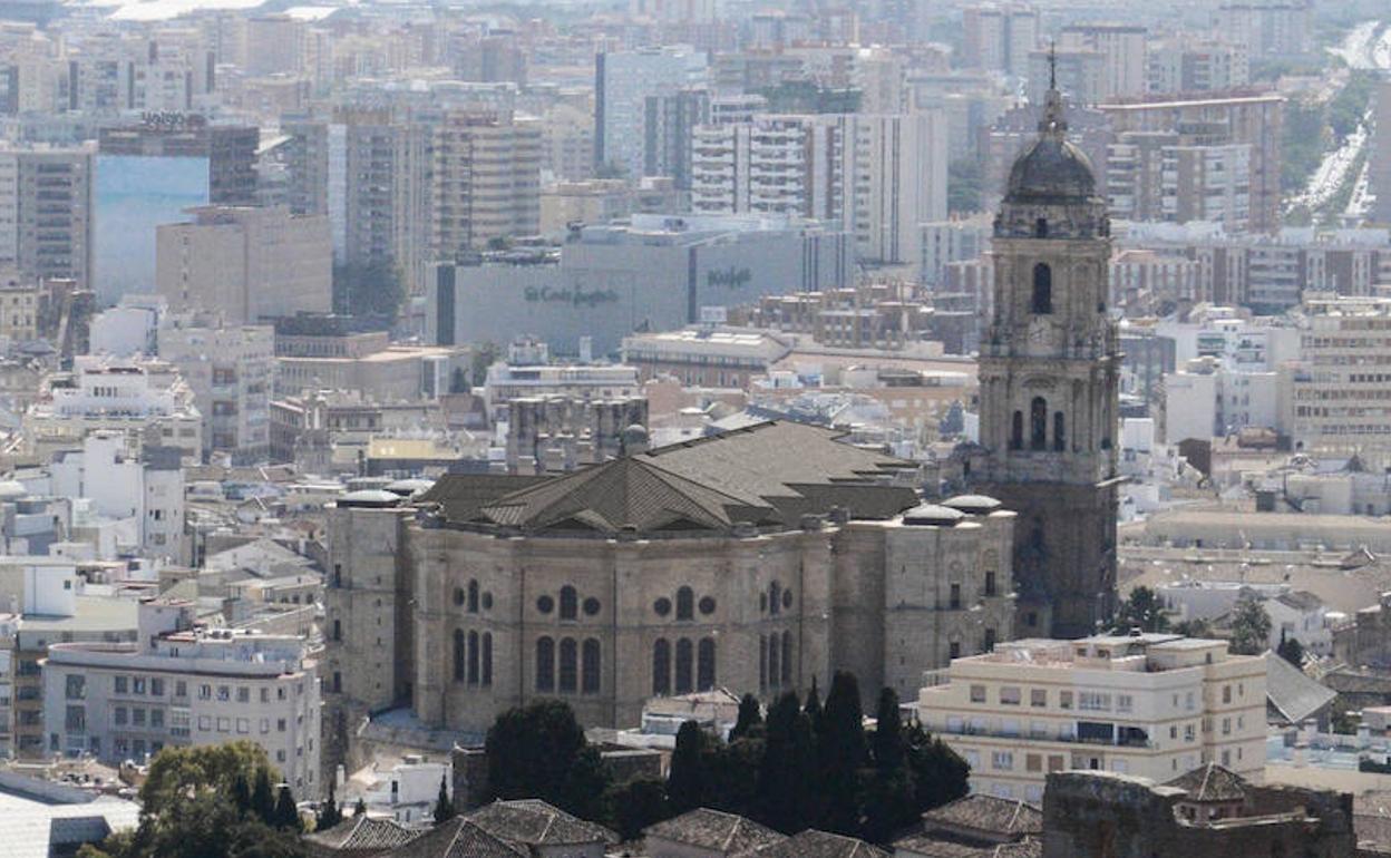 Recreación de la Catedral de Málaga, con el proyecto de cubierta a dos aguas diseñado por los arquitectos Juan Manuel Sánchez La Chica y Adolfo de la Torre Prieto. 