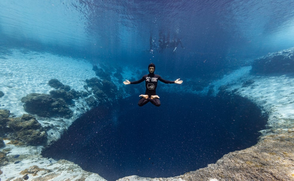 Davide Carrera frente a la entrada al Dean's Blue Hole, que baja más de 200 metros. 