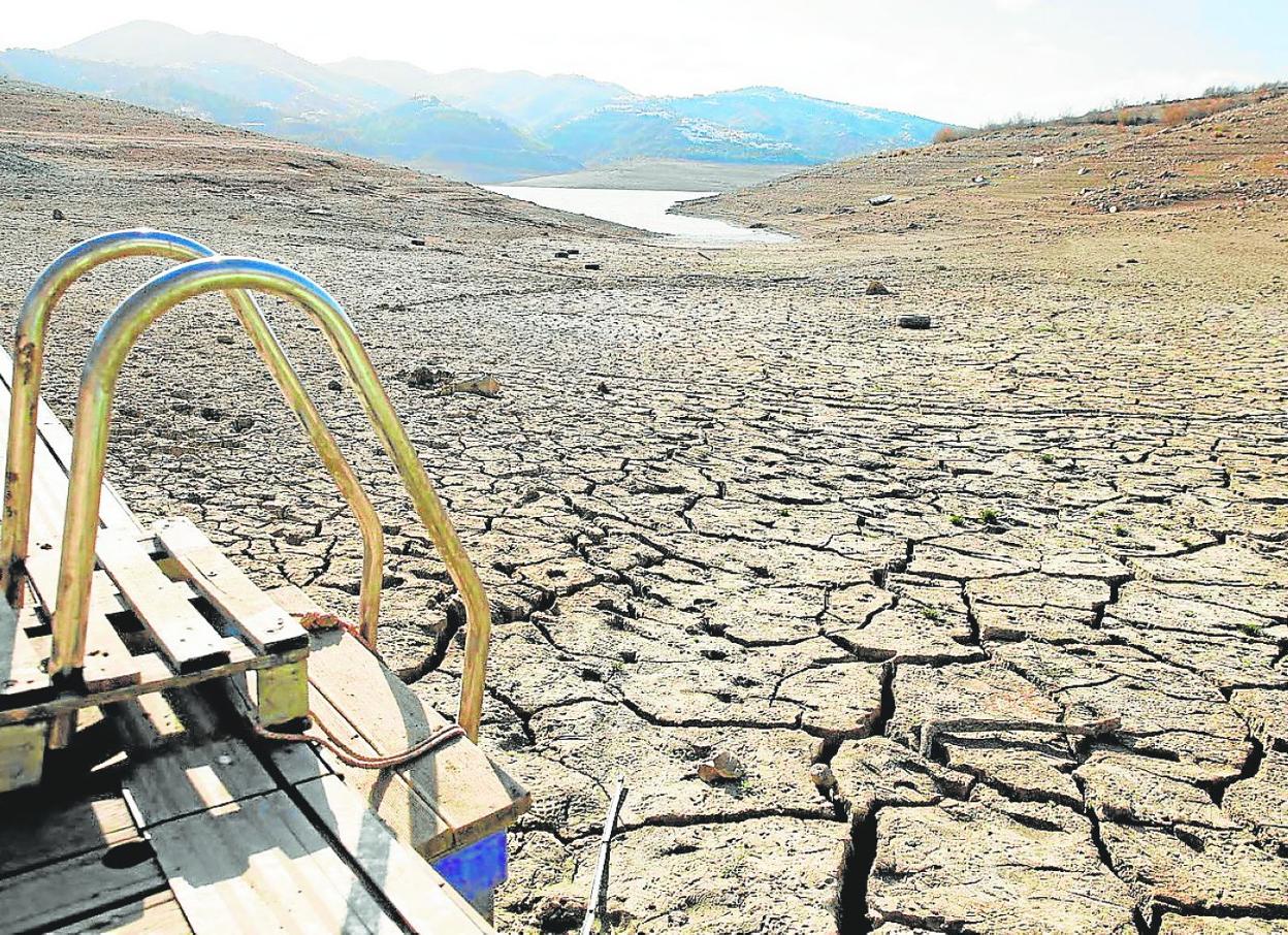 Aspecto que presenta el pantano de La Viñuela. ñito salas