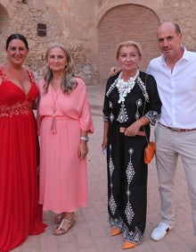 Imagen secundaria 2 - eEn la primera foto, Rafael Prado, en el centro, acompañado de su familia antes de su nombramiento como Abanderado. En la segunda, Parte del público asistente al acto en el Castillo de Gibralfaro, donde se nombró a Rafael Prado como Abanderado de la Feria de Málaga. En la última, Rocío Gaspar, Manoli Navarro, Juanibel Vera y Rodrigo Bocanegra, en el Castillo de Gibralfaro. 