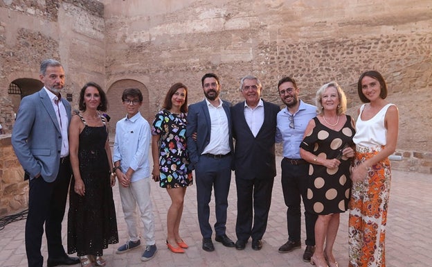 Imagen principal - eEn la primera foto, Rafael Prado, en el centro, acompañado de su familia antes de su nombramiento como Abanderado. En la segunda, Parte del público asistente al acto en el Castillo de Gibralfaro, donde se nombró a Rafael Prado como Abanderado de la Feria de Málaga. En la última, Rocío Gaspar, Manoli Navarro, Juanibel Vera y Rodrigo Bocanegra, en el Castillo de Gibralfaro. 