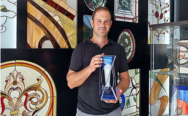 El esteponero Jonatan Díaz Navarro, con una de sus piezas. 