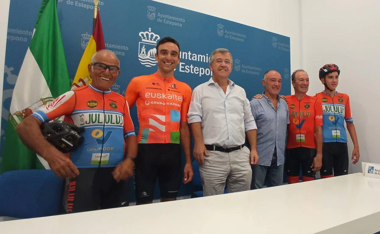 Maté, junto al alcalde de Estepona, García Urbano, y miembros del equipo Los Jululus. 