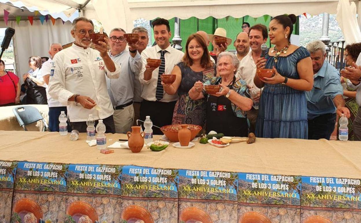 Más de 2.500 personas asisten a la Fiesta del Gazpacho de los Tres Golpes de Alfarnatejo